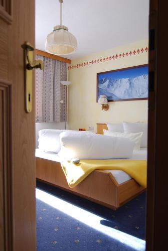 Una cama o camas en una habitación de Tschatscha Nova