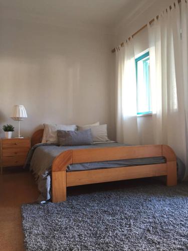 a bedroom with a bed and a window at Lovely and Cozy Quiaios 1 Bed Apartment in Palheiros de Quiaios
