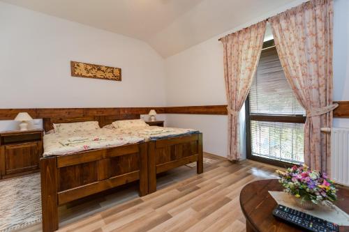 1 dormitorio con 1 cama y 1 mesa en Penzión Gazdovský Hostinec, en Topoľčianky