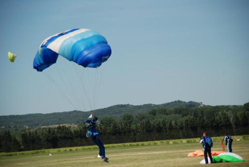 une personne vole un cerf-volant dans un champ dans l'établissement Au Bon Penequet, à Pujaut