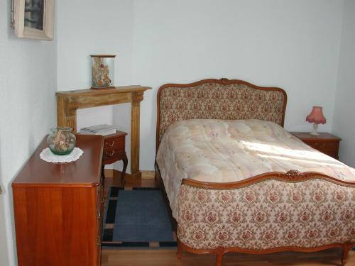 sypialnia z łóżkiem i drewnianym stołem z stolikiem nocnym w obiekcie The Poppy's w mieście Aveluy