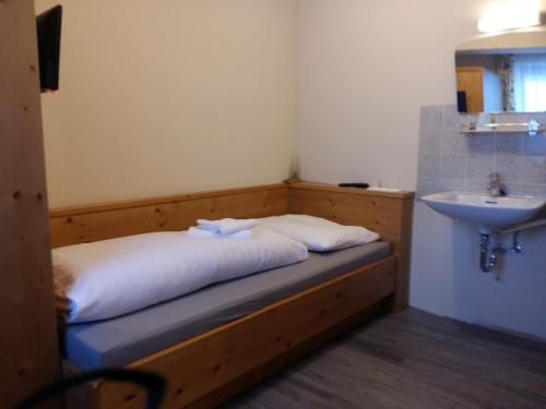 sypialnia z łóżkiem i umywalką w pokoju w obiekcie Haus Kropf w mieście Mittersill