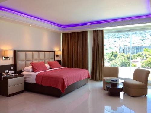 ein Schlafzimmer mit einem Bett und einem großen Fenster in der Unterkunft Hotel Nilo in Acapulco
