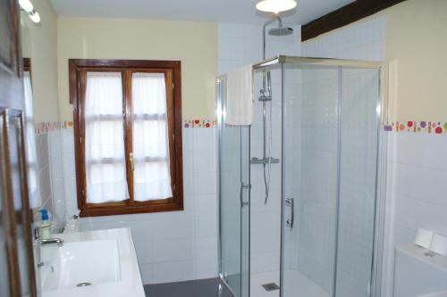 een badkamer met een glazen douche en een wastafel bij Casa Rural Ugarte Ojacastro in Ojacastro