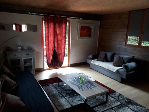 Cabane في Mayres: غرفة معيشة مع أريكة وطاولة