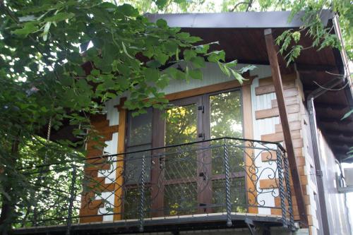 エッセントゥキにあるVacation Home on Andzhievskogoのバルコニー付きの家の玄関