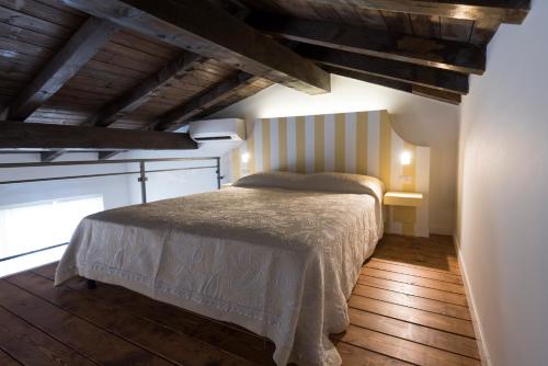 Tempat tidur dalam kamar di Luxury Apartment Milano Centro