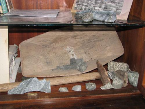 a shelf with rocks and other items on it at Geologist's House in Garrgarr