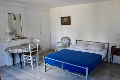 a bedroom with a bed and a table and chairs at LES OISEAUX (L'HIRONDELLE) in Rouen
