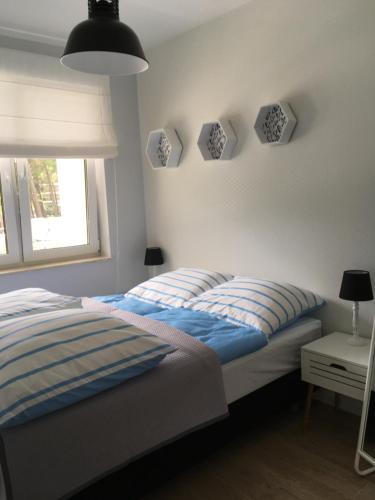 sypialnia z dwoma łóżkami i oknem w obiekcie Apartament Słoneczny Dwie Sosny w mieście Ustronie Morskie