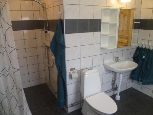 een badkamer met een toilet en een wastafel bij Rosenlund in Ulricehamn
