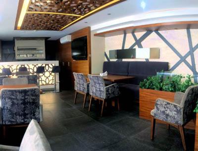 un restaurante con sillas, mesa y comedor en Izmıt Saray Hotel en Kocaeli