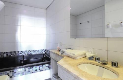 bagno con lavandino e piano di lavoro di Hippus Motel (Adult Only) a San Paolo