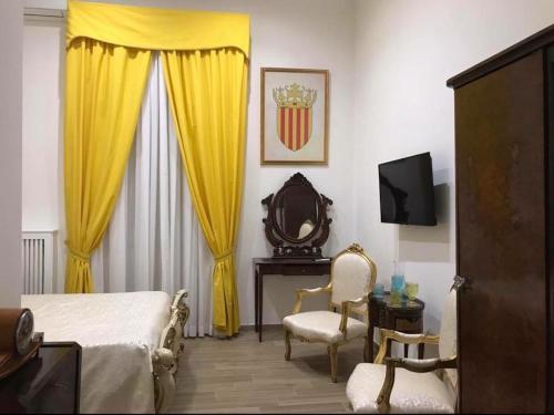 ナポリにあるRoyal Gismondaのベッドルーム(黄色いカーテン、ベッド1台、鏡付)