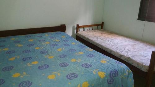 - 2 lits installés l'un à côté de l'autre dans une chambre dans l'établissement Casa Próxima à Praia Da Cocanha, à Caraguatatuba