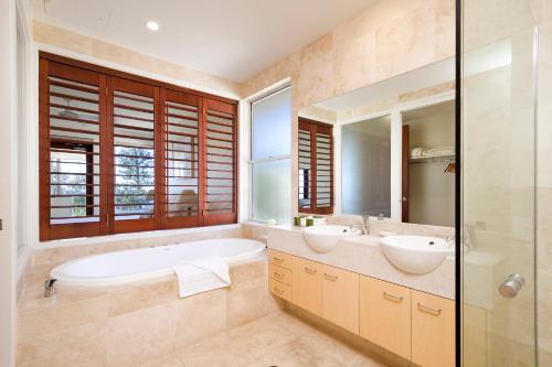 Een badkamer bij Hale Lani Apartment 2, Sunshine Beach