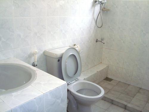 Bilik mandi di Layathraa Kandy