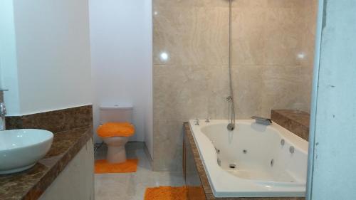 La salle de bains est pourvue d'une baignoire, d'un lavabo et de toilettes. dans l'établissement Familia Tome, à Chaclacayo