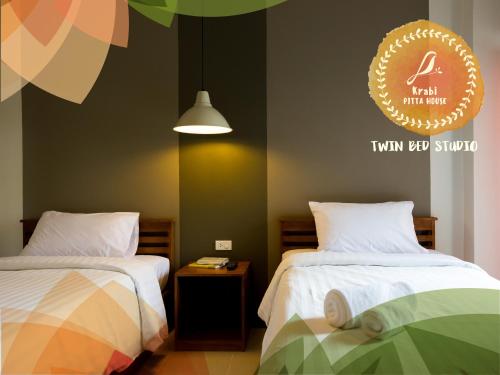 Кровать или кровати в номере Krabi Pitta House
