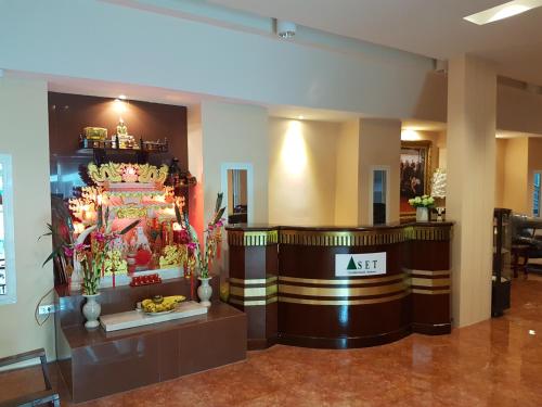 een lobby met een gokautomaat in een gebouw bij S.E.T Thanmongkol Residence in Bangkok