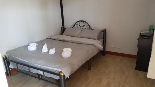 a bed with white towels on it in a room at Rai Eingpu in Ban Ta Khun