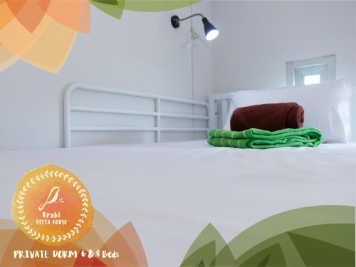 Кровать или кровати в номере Krabi Pitta House