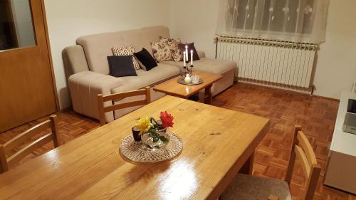 sala de estar con mesa y sofá en Holiday Home Božičević en Rakovica