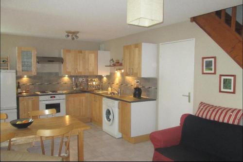 un salon avec une cuisine et une table dans l'établissement Aigues-Mortes villa prés des remparts, à Aigues-Mortes