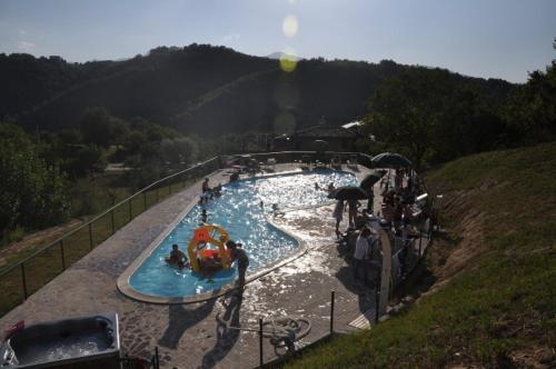 a water park with a pool with people in it at Agriturismo Le Selve in Comunanza