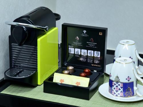 Příslušenství pro přípravu čaje a kávy v ubytování Kew Green Hotel Wanchai Hong Kong