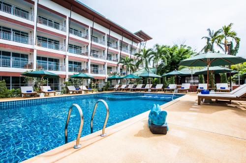 a pool at a hotel with chairs and umbrellas at Lamai Coconut Beach Resort in Lamai