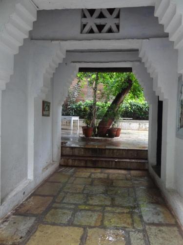an archway in a building with potted plants at Labboo'z Café and Lodge in Maheshwar