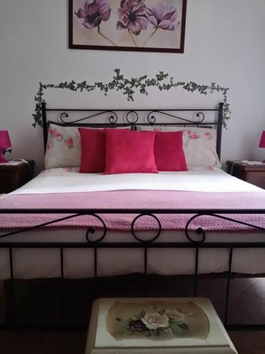1 dormitorio con 1 cama con almohadas rosas en Holiday Home Il Sogno A San Pietro, en Roma
