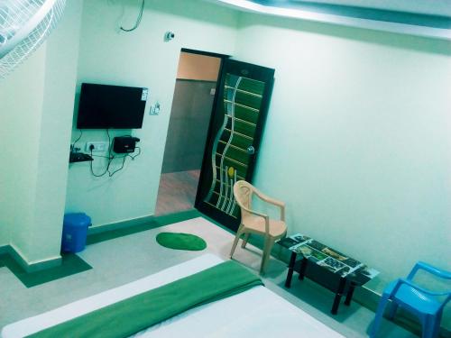 TV a/nebo společenská místnost v ubytování Kempegowda Lodging & Boarding