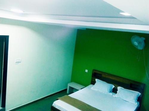 Postel nebo postele na pokoji v ubytování Kempegowda Lodging & Boarding