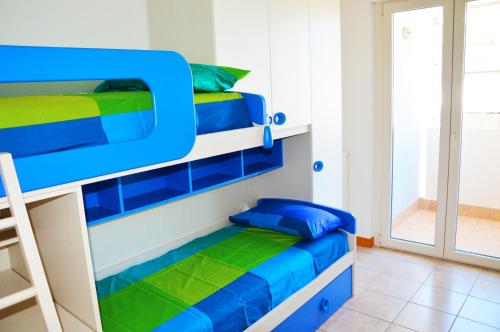 アルバ・アドリアティカにあるEleganceのベッドルーム1室(二段ベッド2台、青と緑の枕付)