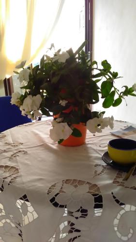 a table with a vase with flowers on it at Le Antiche Mura in Irsina