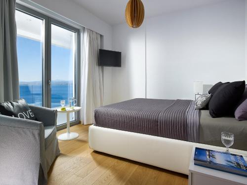 アギア・ペラギアにあるBeachfront Villa in Crete - Epavli Luxury Villaのベッドルーム1室(ソファベッド1台、窓付)