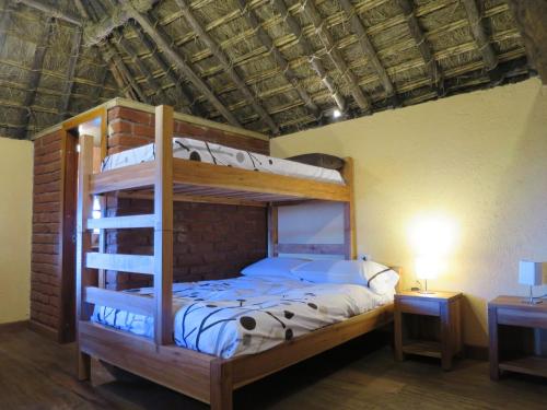 ein Schlafzimmer mit einem Etagenbett in einem Zimmer in der Unterkunft Turismo Comunitario La Esperanza in Hacienda Colta