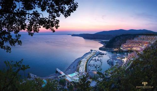 a view of a large body of water at sunset at B&B Gasiso in Monfalcone