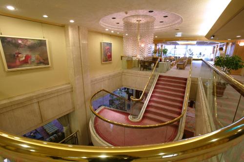 a lobby with a escalator in a building at 湯郷グランドホテル Yunogo Onsen Yunogo Grand Hotel in Mimasaka