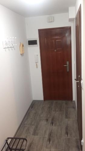 a room with a wooden door and a wooden floor at Apartament Pocztowa in Drawsko Pomorskie
