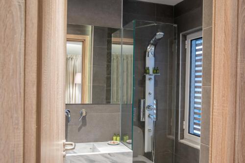 Bilik mandi di AD Athens Luxury Rooms & Suites