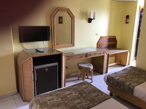 TV a/nebo společenská místnost v ubytování Gaddis Hotel, Suites and Apartments