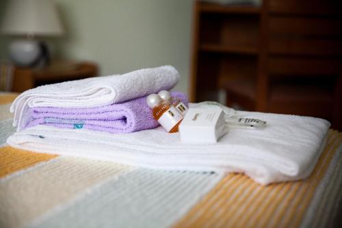 un mucchio di asciugamani e medicinali su un letto di Hotel Trieste a Pontelongo