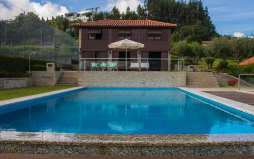 Bazén v ubytování Quinta da Eira do Sol nebo v jeho okolí