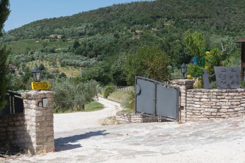 a gate in a stone wall next to a road at Agriturismo Podere Villa Alessi in Cinto Euganeo