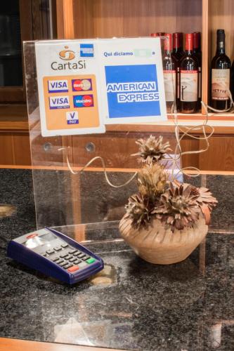 a remote control sitting on a counter next to a vase at Agriturismo Podere Villa Alessi in Cinto Euganeo