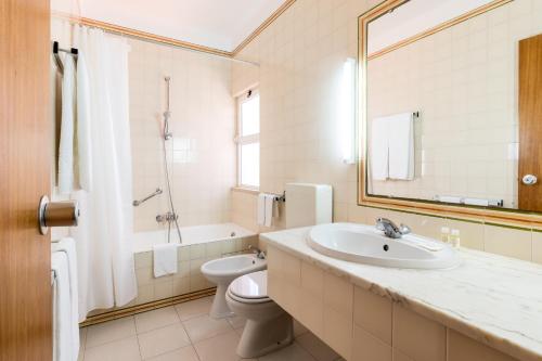 A bathroom at Apartamentos Turisticos Pinhal Da Marina
