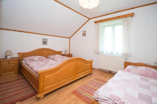 Strohmarkt的住宿－Oberbach，一间卧室设有两张床和窗户。